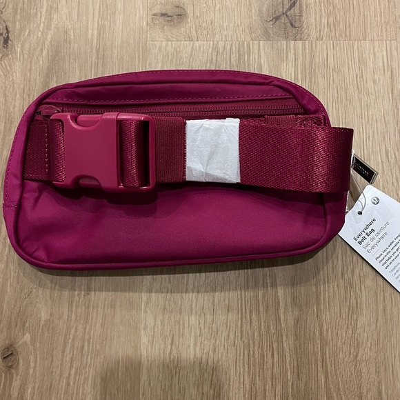 🫐🍓Lululemon Everywhere Belt Bag 1L - Wild Berry colour - Picture 2 of 2
